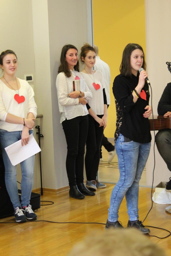 Maturantica IV.c razreda Antonela Cerovac recitirala je poeziju Dobriše Cesarića: „Voćka poslije kiše“ 